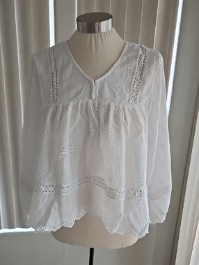 American Eagle Outfitters White Eyelet Lace Peasant Top